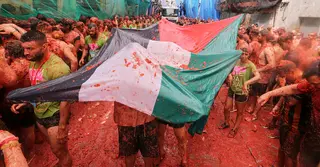ফিলিস্তিনি পতাকা হাতে স্পেনে উদযাপিত হলো ঐতিহ্যবাহী টমাটিনা উৎসব